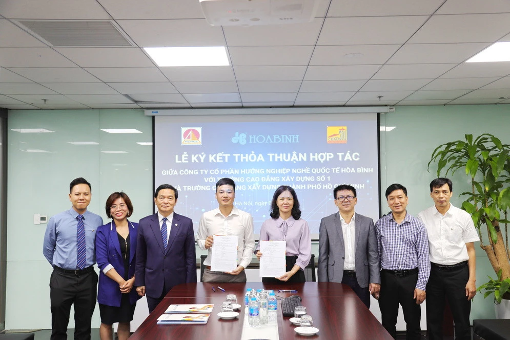 Lễ ký kết thoả thuận hợp tác toàn diện giữa Công ty CP Hướng nghiệp nghề Quốc tế Hòa Bình (HBE) và Trường Cao đẳng xây dựng TP Hồ Chí Minh cùng Trường Cao đẳng Xây dựng số 1